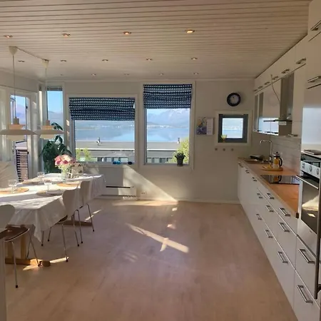 Willa Spektakulaer Naert Sentrum Og Prestvannet Tromsø